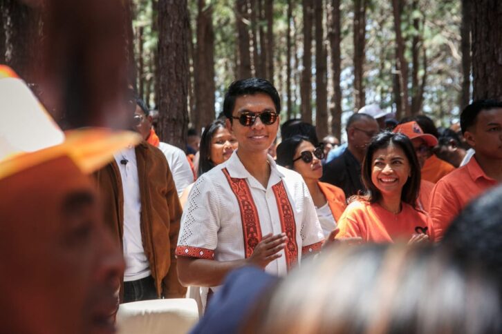 Image à la une de À Madagascar, Rajoelina choisit le « Général Bomba » pour verrouiller le Sénat