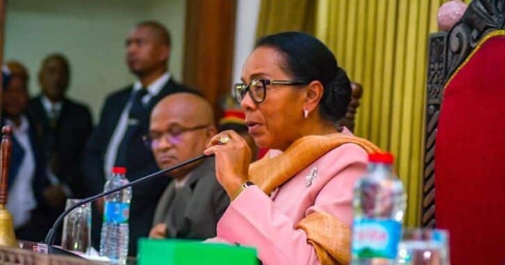 Image à la une de Christine Razanamahasoa : « Notre pays va mal, on est dans l’impasse »