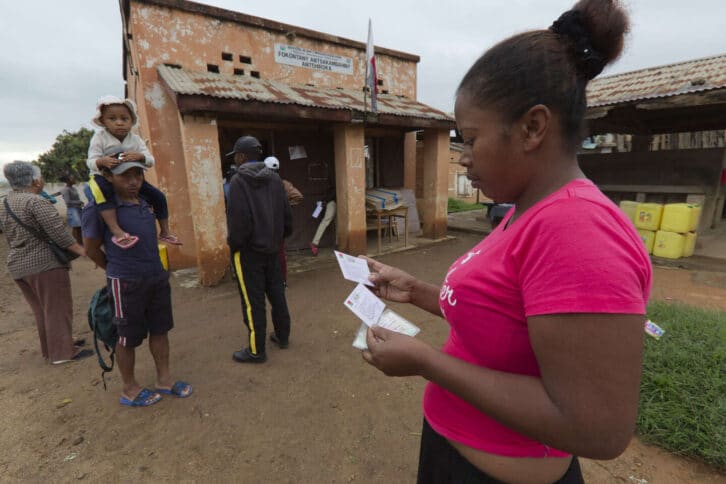 Image à la une de Présidentielle à Madagascar : des queues devant le parti d’Andry Rajoelina « pour récupérer l’argent »