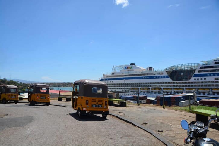 Image à la une de ANTSIRANANA – La croisière s’amuse, les taxis-bajaj pleurent