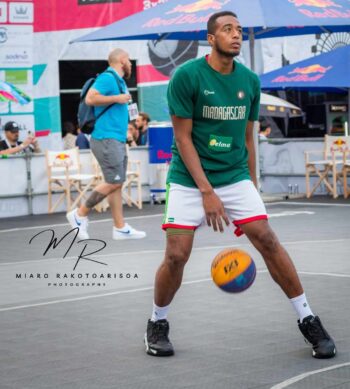Image à la une de BASKETBALL – 3×3 – Elly Randriamampionona – « La chance d’aller aux J.O de Paris existe »