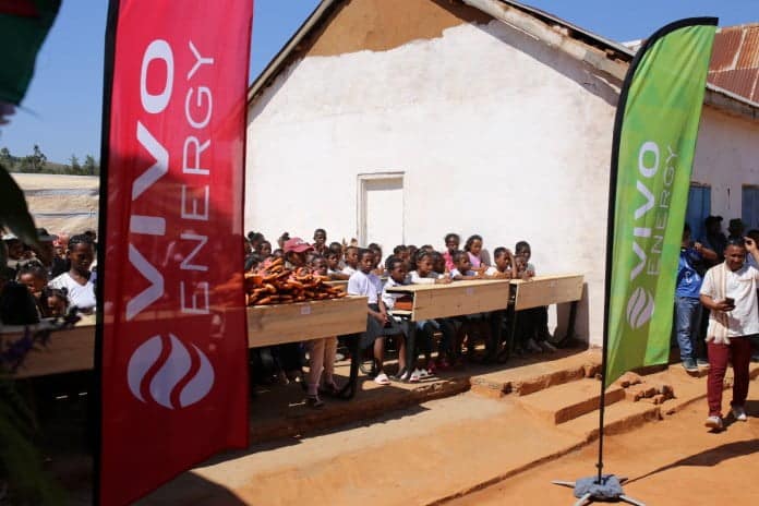 Image à la une de EPP Falimanjaka : Remise de tables-bancs et rénovation de la toiture par Vivo Energy