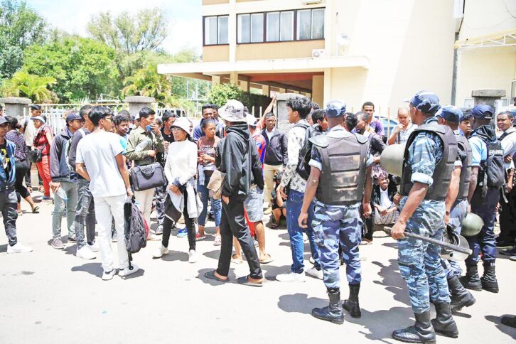 Image à la une de GARDE À VUE – Des étudiants et des enseignants présents en masse à Anosy