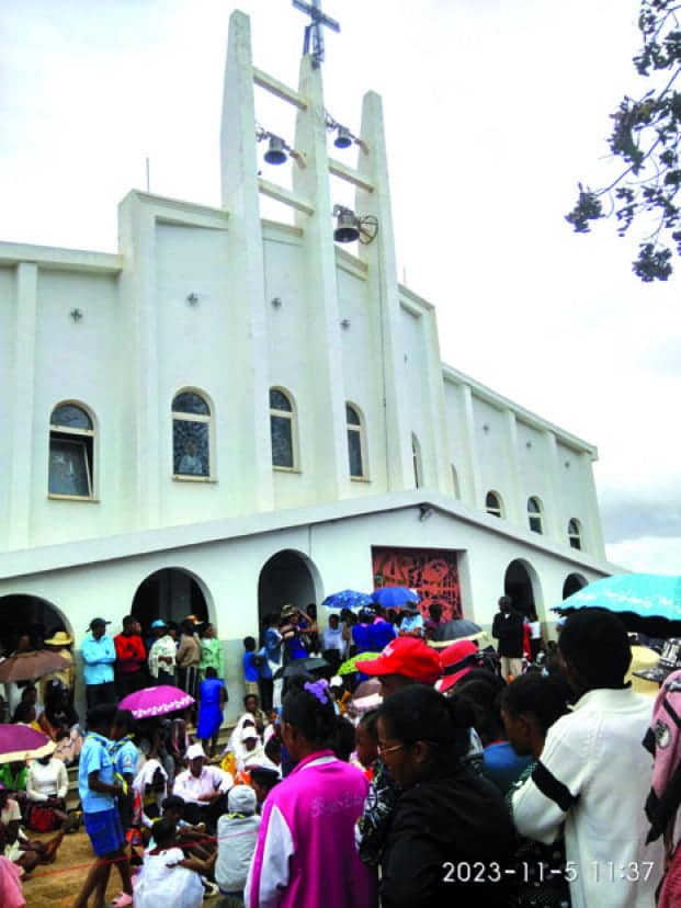 Image à la une de Diocèse d’Ambatondrazaka – Mgr A.S. Scopelliti repose auprès de « dadabe »