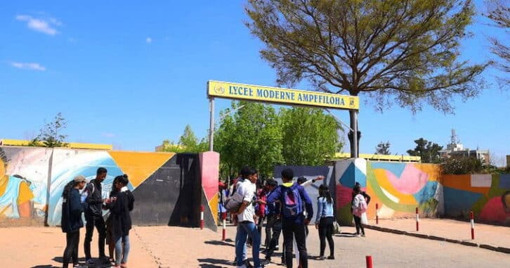 Image à la une de Selon une enquête menée auprès des jeunes, 3 jeunes sur 10 sont contraints de quitter l’école.