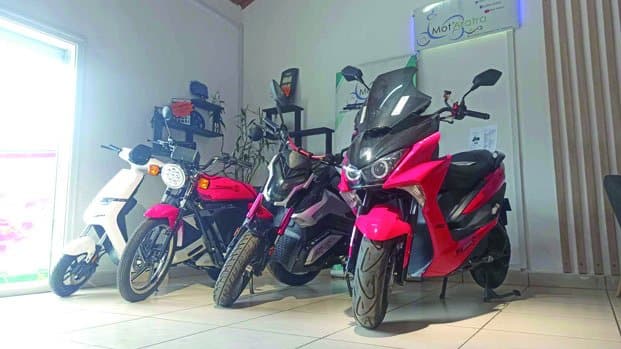 Image à la une de Dans les rues de Tanà – Les deux-roues électrisants 