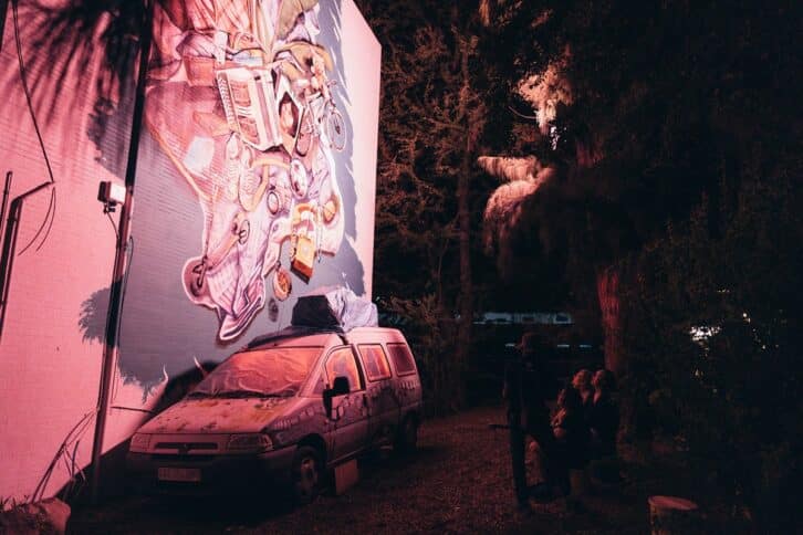 Image à la une de Les visiteurs sont impressionnés par le « Taxi Brousse » grâce au KROMALI FESTIVAL À LA RÉUNION.
