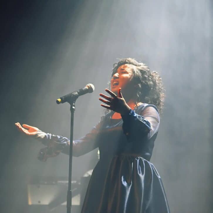 Image à la une de Anisha Jo se produit brillamment lors de sa première performance.