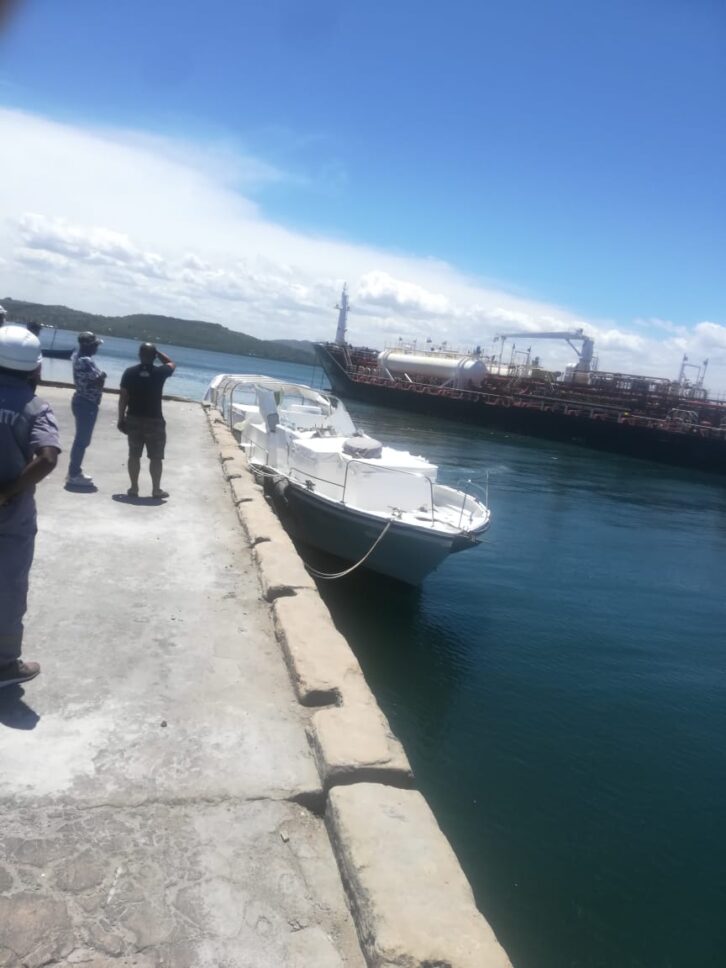 Image à la une de IHARANA : Un bateau à moteur est heurté par un pétrolier.