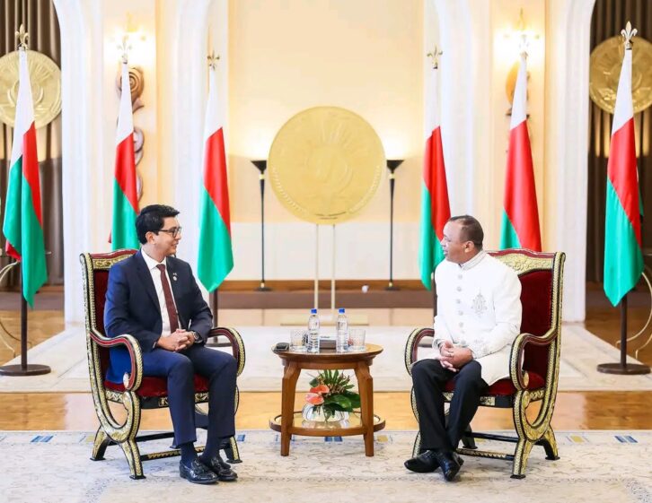 Image à la une de PRÉSIDENCE DE LA RÉPUBLIQUE  –  Andry Rajoelina remercie le général Ravalomanana