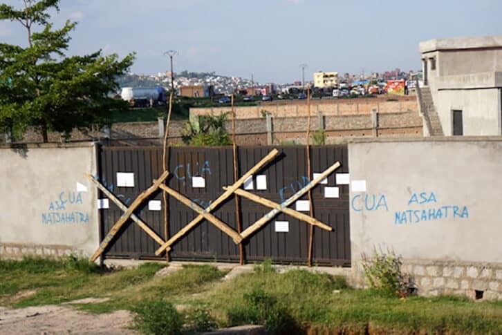 Image à la une de De nombreuses maisons à Andohatapenaka ont été bouclées par des CONSTRUCTIONS ILLICITES.