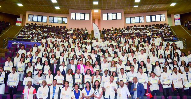 Image à la une de 324 nouveaux diplômés en six langues du « English Language Institute ».
