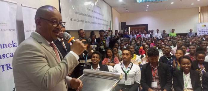 Image à la une de Le soutien indéfectible de Haja Resampa au projet de décret est exprimé par le Groupe communautaire des jeunes.