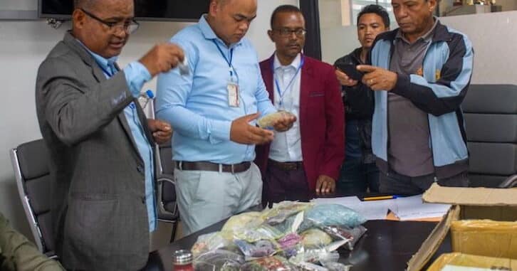 Image à la une de 56 kg de pierres précieuses saisis à l’aéroport d’Ivato