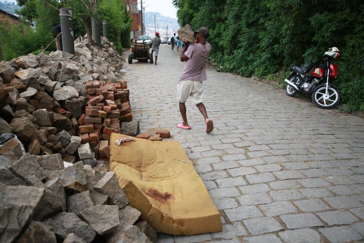Image à la une de FARAVOHITRA – Une femme décapitée git au bord de la rue