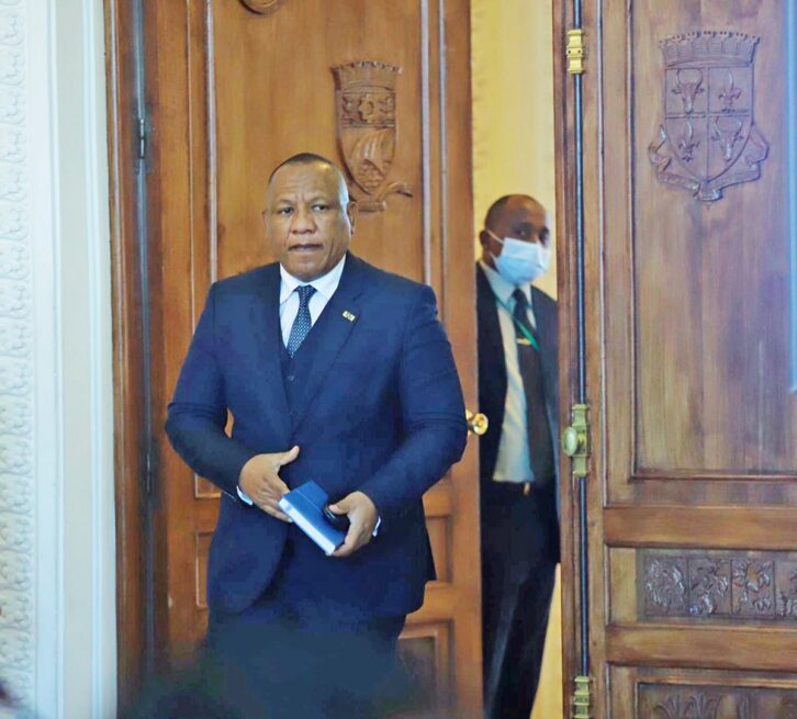 Image à la une de CHRISTIAN NTSAY RECONDUIT – Le choix de la continuité à Mahazoarivo