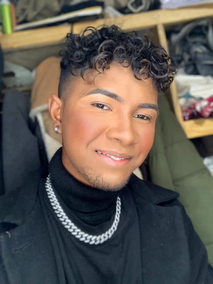 Image à la une de PASSION  – Un talent masculin illumine l’art du maquillage