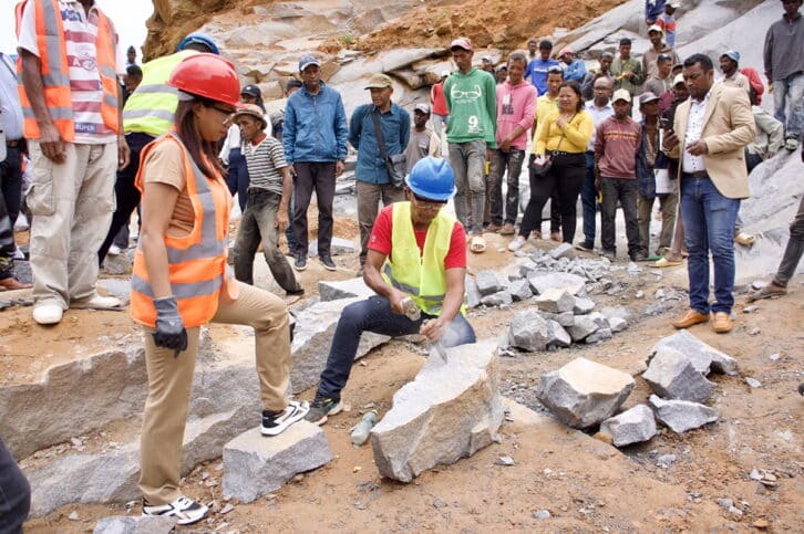 Image à la une de EMPLOI – MARCHÉS PUBLICS  – La construction de route  en pavé assurée par les jeunes