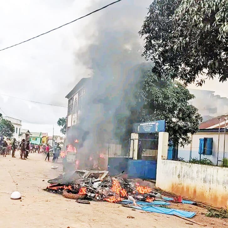 Image à la une de ANKAZOMIRIOTRA  – Des émeutiers attaquent la gendarmerie