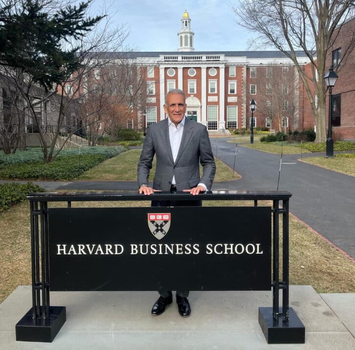 Image à la une de ENTREPRENEURIAT – Le parcours d’Ylias Akbaraly présenté au Harvard Business School