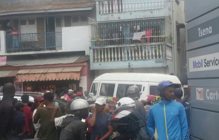 Image à la une de ITAOSY – Un taxi-brousse s’encastre dans un pavillon