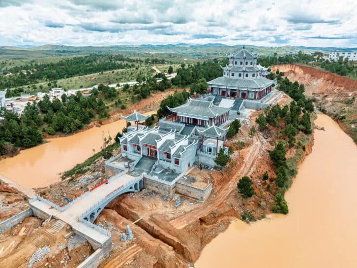 Image à la une de ANDRANOVELONA  – Des moines bouddhistes vivent dans un «château»