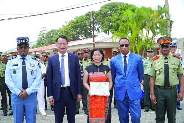 Image à la une de Institut Confucius – La directrice chinoise reçoit la médaille de la Défense