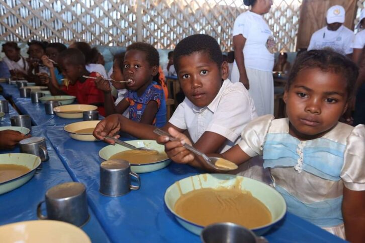 Image à la une de ÉDUCATION –  Des enfants vont à l’école le ventre vide