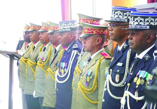 Image à la une de Forces armées – Pluie d’étoiles chez les officiers