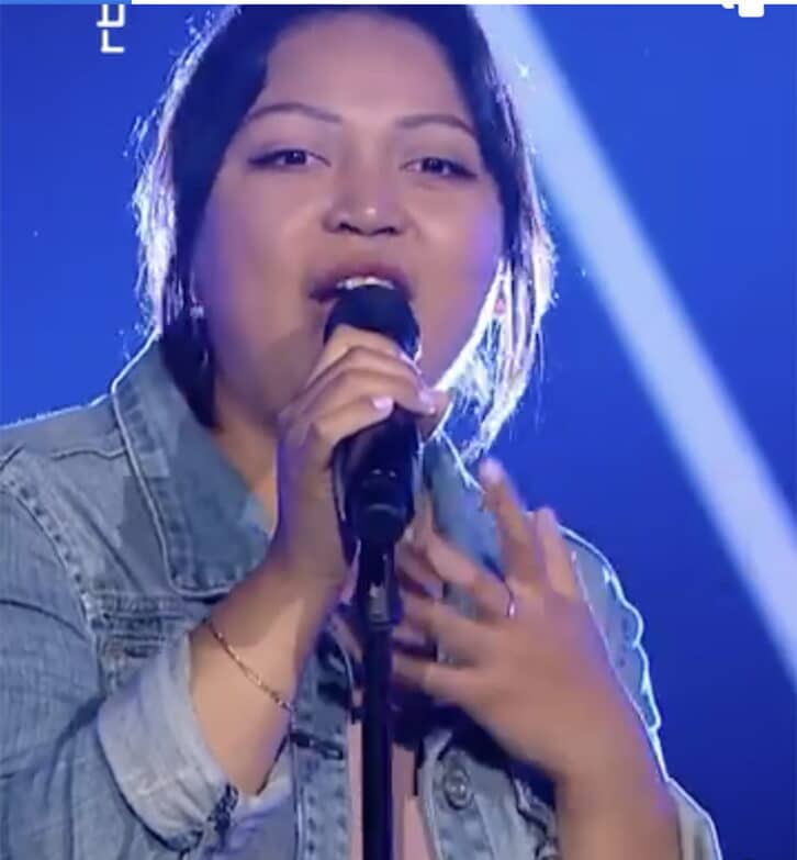 Image à la une de THE VOICE BELGIQUE –  Herisoa Randriatsizafy continue l’aventure