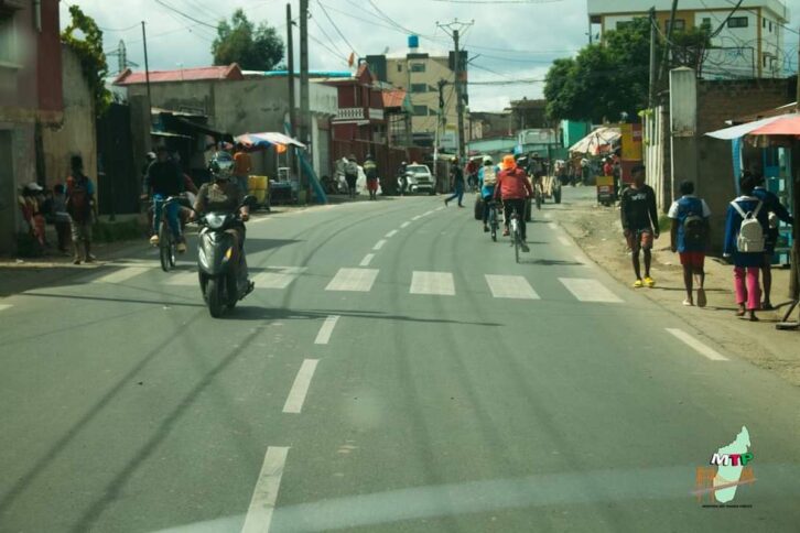 Image à la une de INFRASTRUCTURES ROUTIÈRES – L’axe Anosizato-Ankadimbahoaka fait peau neuve