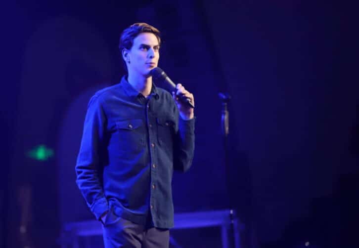 Image à la une de STAND-UP –  Rodrigue fait rire le public avec ses propres histoires