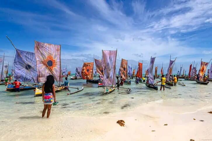 Image à la une de TOURISME –  Des pirogues artistiques au lagon d’Ankasy