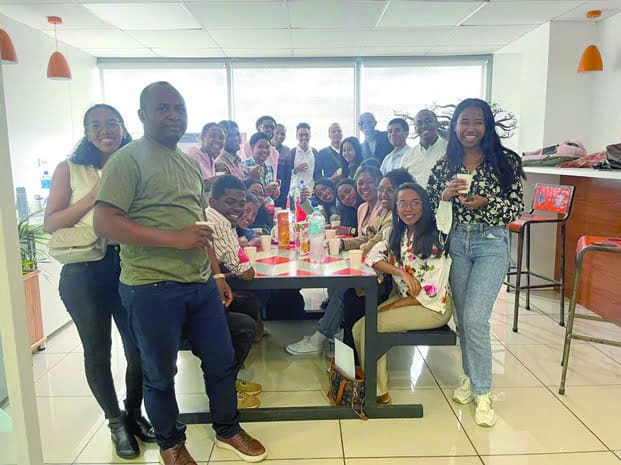 Image à la une de Monde numérique – Une vingtaine des jeunes pluridisciplinaires diplômés en “langage R”