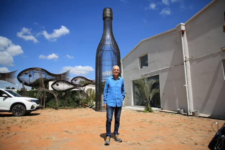 Image à la une de ART CONTEMPORAIN –  Sylvain Subervie crée sa bouteille géante