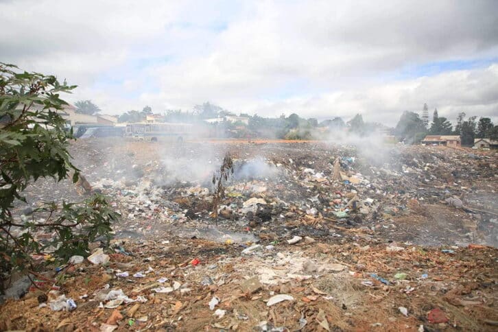 Image à la une de FITROAFANA TALATAMATY – La fumée d’un dépotoir pollue l’air