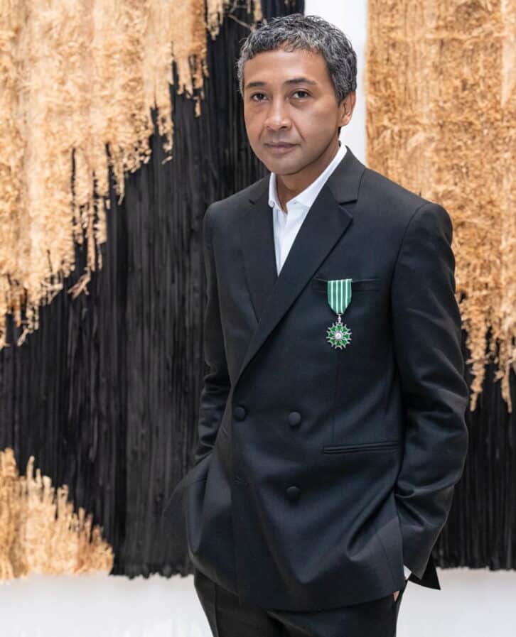 Image à la une de ART CONTEMPORAIN –  Joël Andrianomearisoa élevé chevalier des arts et des lettres