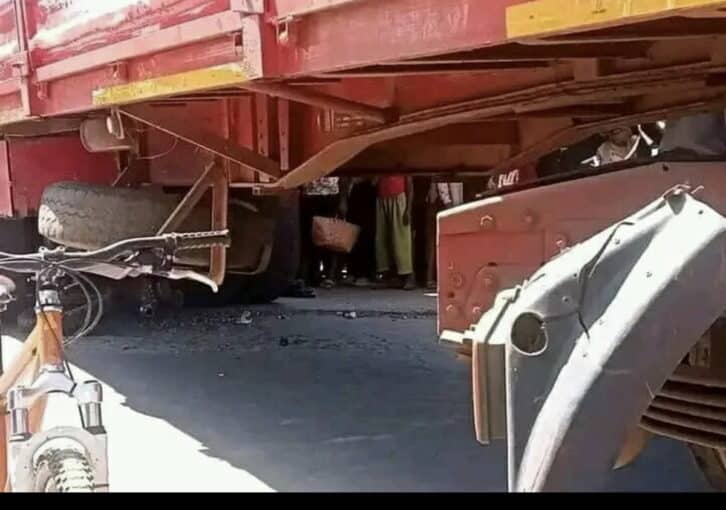 Image à la une de ACCIDENT MORTEL À ANTSIRABE – Trois occupants d’une moto finissent sous un camion