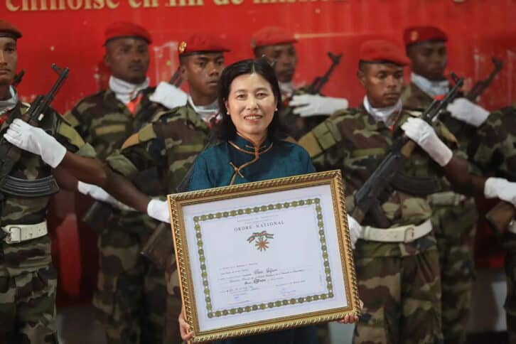 Image à la une de INSTITUT CONFUCIUS  –  La directrice promue officier de l’ordre national