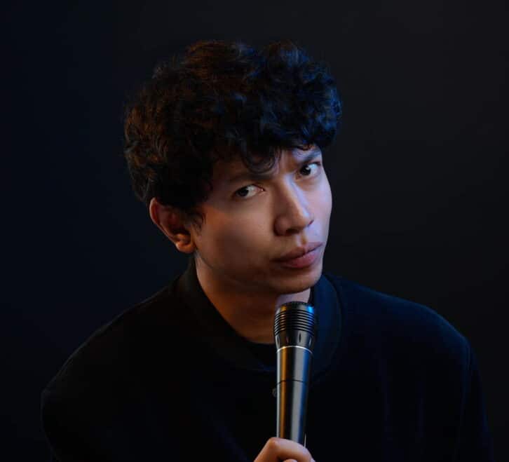 Image à la une de STAND-UP –  L’humoriste Joely Kely à l’assaut de la scène parisienne