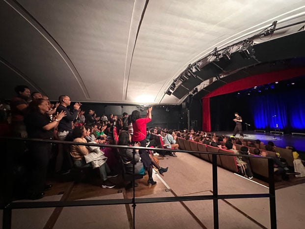 Image à la une de C’est du Joely – Le spectacle « Mbola mijoro » fait carton plein à Paris