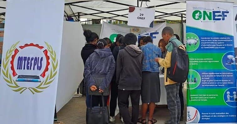 Image à la une de Comment le gouvernement aide-t-il les jeunes à trouver un emploi ?