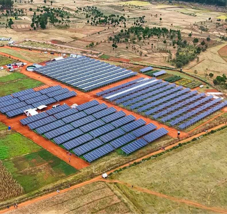 Image à la une de Comment la centrale agro-photovoltaïque de Vinaninkarena révolutionne-t-elle la production d'énergie et d'agriculture à Antsirabe ?