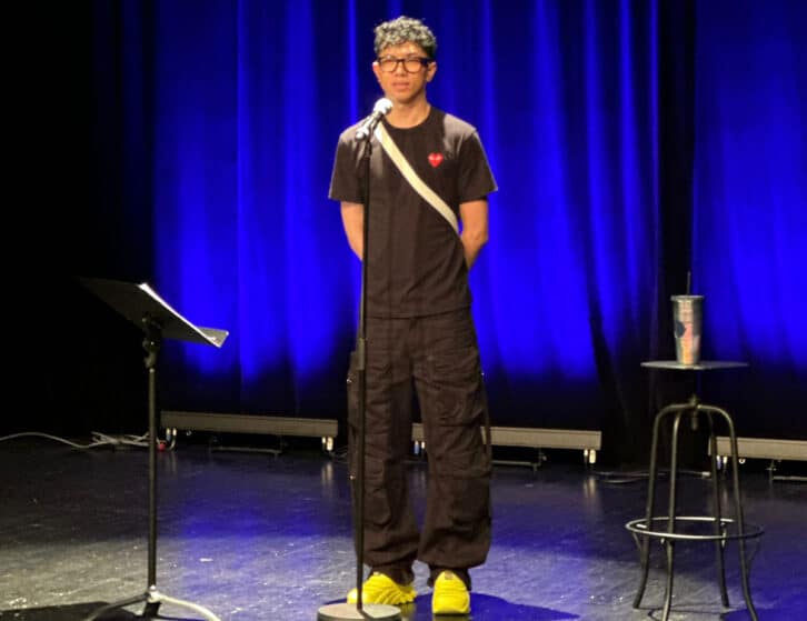 Image à la une de STAND-UP À PARIS –  Joely Kely triomphe avec « Mbola Mijoro »