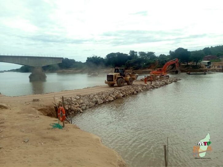 Image à la une de RN6 – PONT MAHAVAVY – Les travaux de construction  d’une déviation en cours