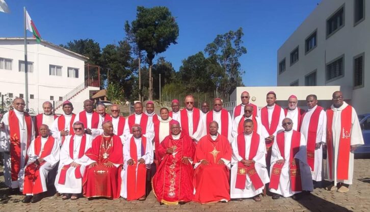 Image à la une de Les évêques malgaches dénoncent la loi sur la castration des violeurs d’enfants et la politique de planification familiale 