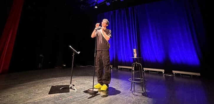 Image à la une de STAND-UP –  “Mbola Mijoro” de Joely Kely au Cinepax  La vidéo du spectacle
