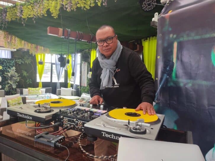 Image à la une de DJ DINA – 35 ANS DE CARRIÈRE – « Je mélange la tradition et la modernité avec le vinyle »
