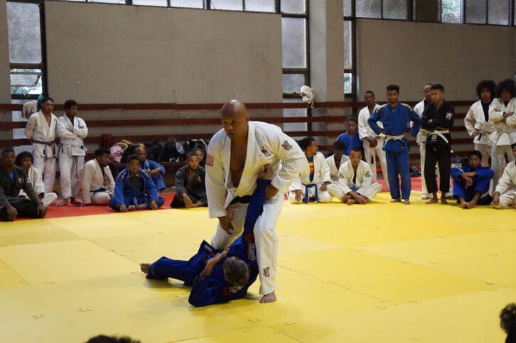 Image à la une de JIUJITSU BRÉSILIEN – SÉMINAIRE – Arianala partage des techniques simples et pratiques