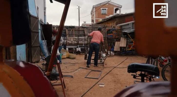 Image à la une de PETIT METIER – Dans les coulisses de la fabrication artisanale des cyclo-pousses d’Antsirabe